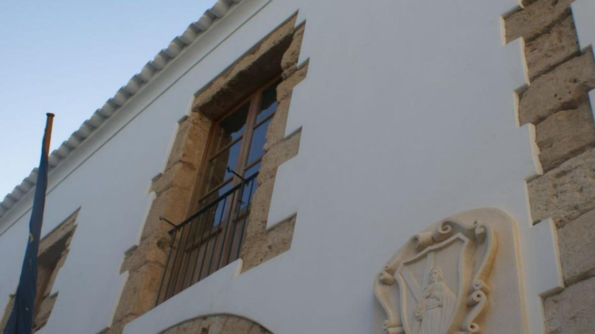 Detalle de la fachada del Ayuntamiento de Santa Eulària. | C.N.