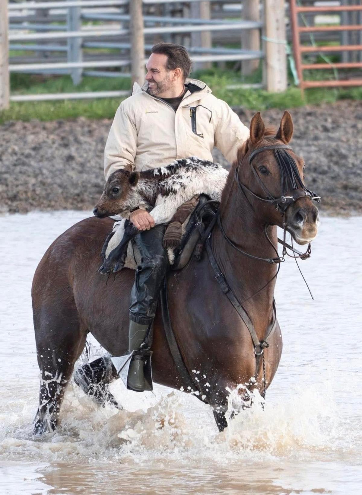 Rescate de animales en una aldea de El Rocío inundada.