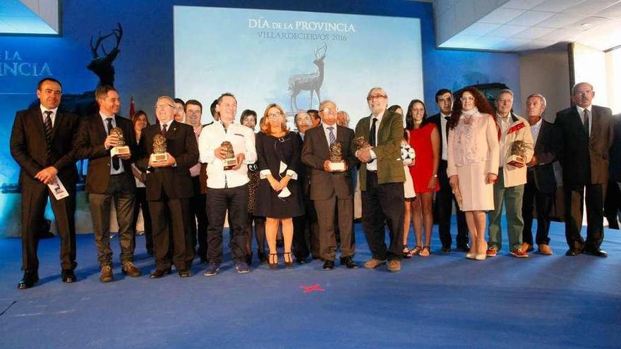 Foto de familia de los premiados del pasado año en el Día de la Provincia en Villardeciervos. Foto L. O. Z.