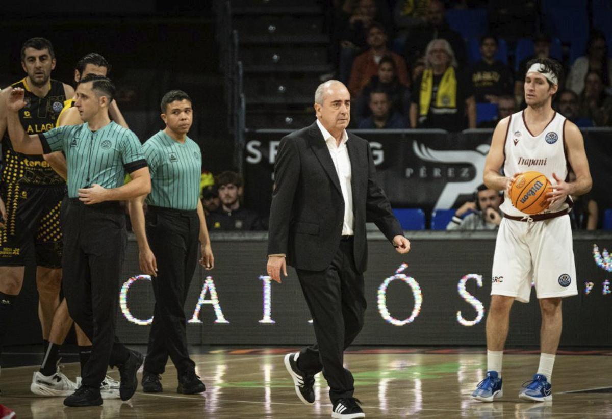 Vidorreta, en la banda durante el partido. | ANDRÉS GUTIÉRREZ