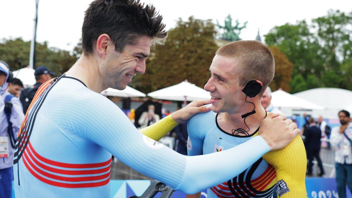 Evenepoel (derecha) se abraza con su compatriota Van Aert, oro y bronce para Bélgica.