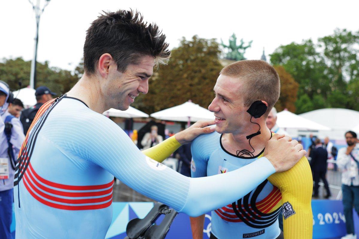 Evenepoel (derecha) se abraza con su compatriota Van Aert, oro y bronce para Bélgica.