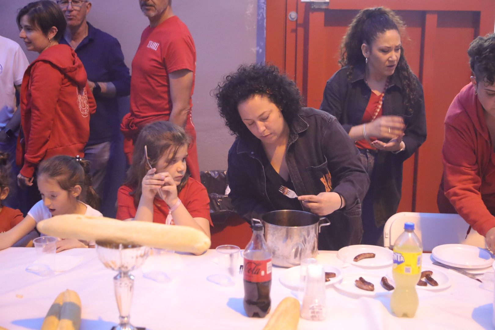 FOTOGALERÍA I Las imágenes de la Nit de la Xulla y del encuentro de elaboración de allioli de las fiestas de Vila-real