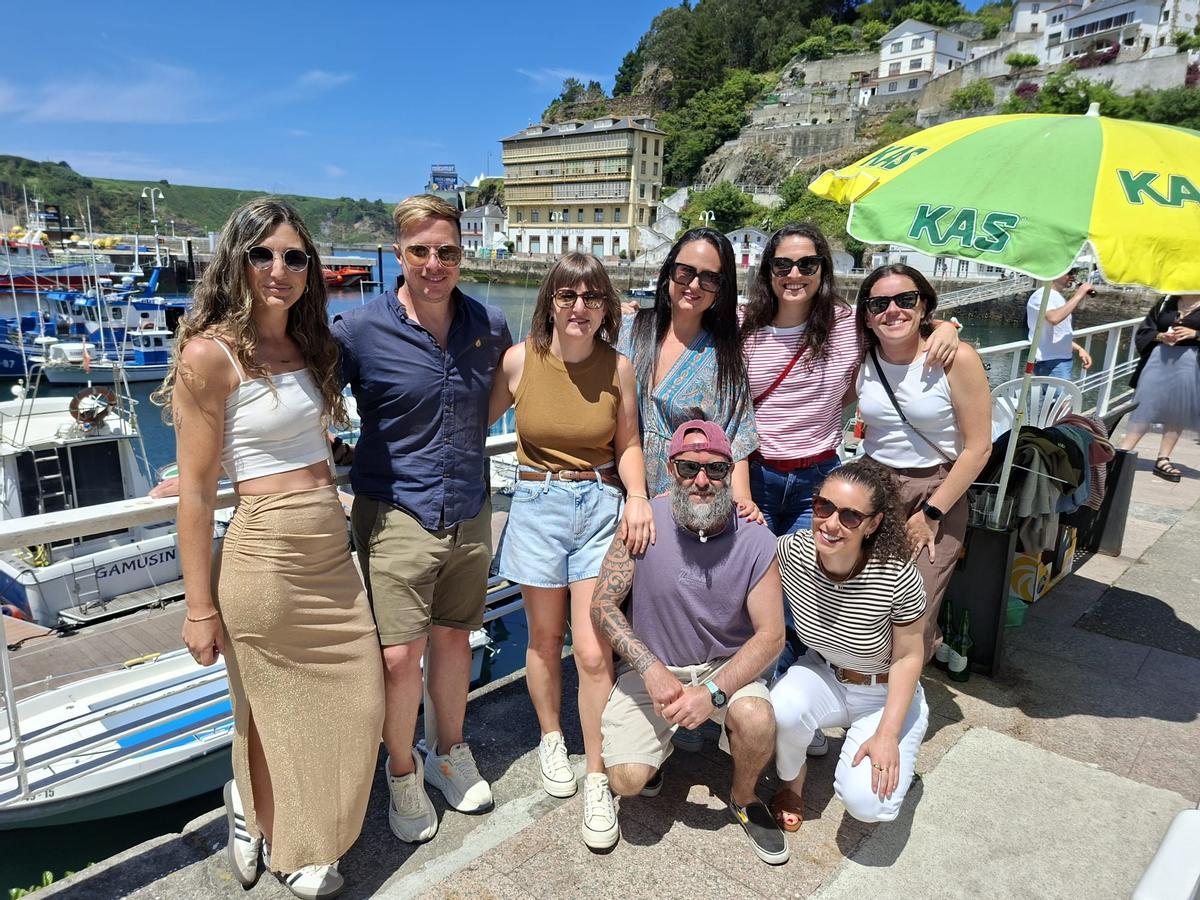 En imágenes: el muelle de Luarca es un hervidero para celebrar su comida en la calle