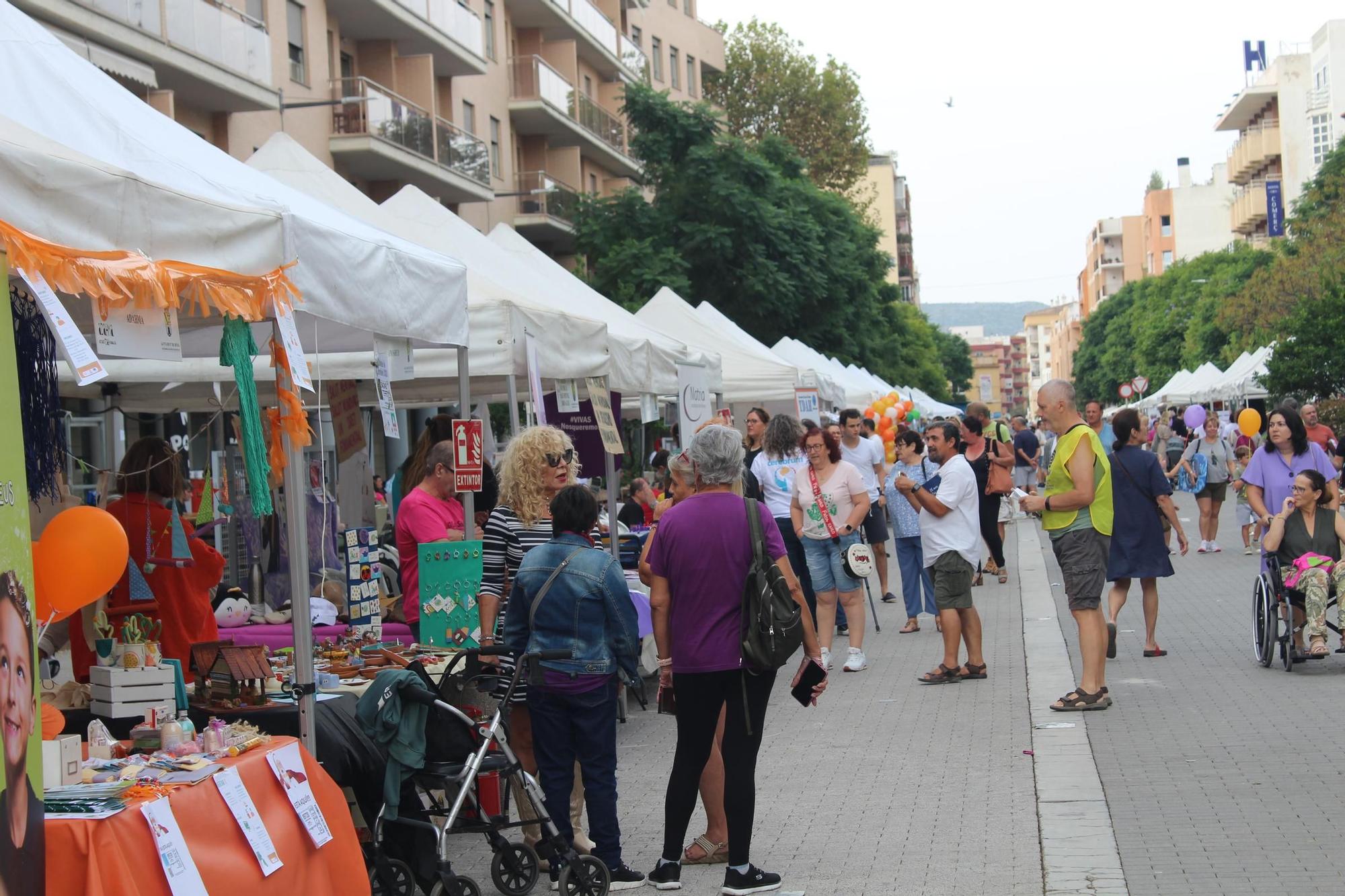 La Feria de Asociaciones llena la calle la Vía de entidades sin ánimo de lucro
