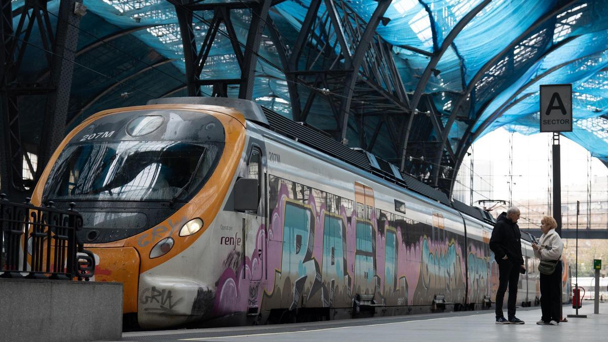 Archivo - Un tren de Rodalies en la estación de Francia de Barcelona