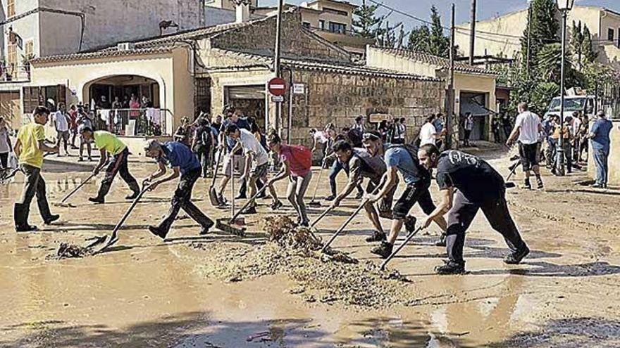 Un grupo de voluntarios trabajando al unísono ayer en Sant Llorenç.