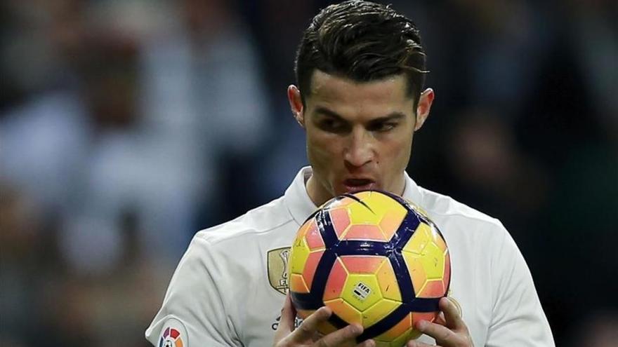 Cristiano Ronaldo se salta un semáforo en rojo delante de la policía