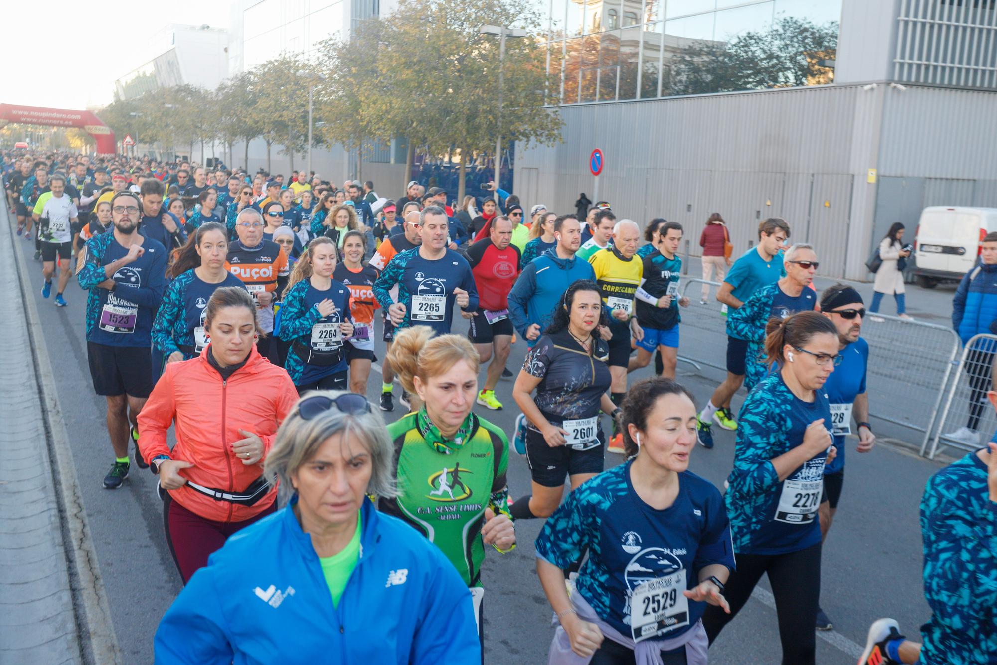 El Pas Ras al Port llena de corredores la Marina de València