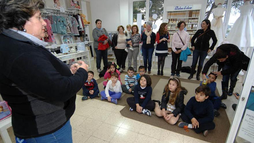 Arucas divulga la literatura infantil con cuentacuentos en el comercio tradicional