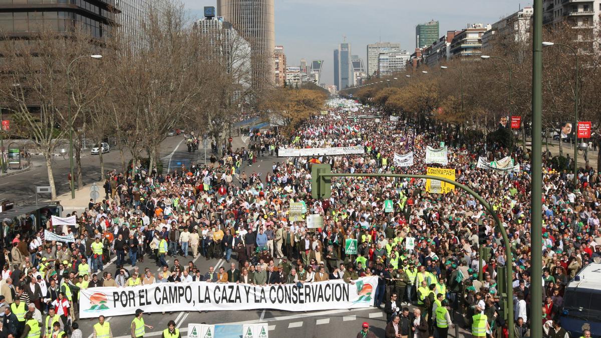 Miles de cazadores y agricultores se manifestaron en Madrid en 2008 por las &quot;limitaciones&quot; que impone a su actividad la Ley de Patrimonio Natural y Biodiversidad