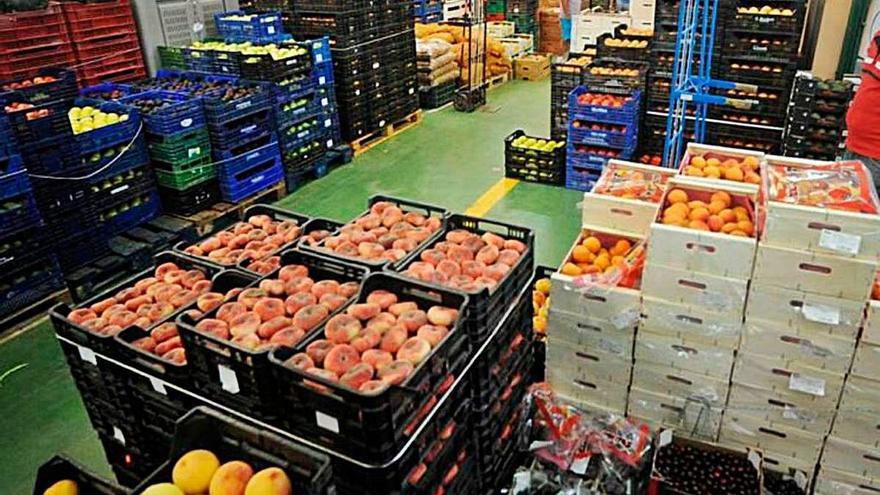 Cajas de frutas en el interior de las instalaciones de Mercamurcia.