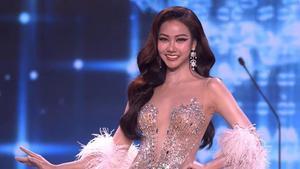 Captura de pantalla de Kamolwan Chanago en la  fase preliminar de Miss Gran Thailand 2026 del canal de Youtube GrandTV