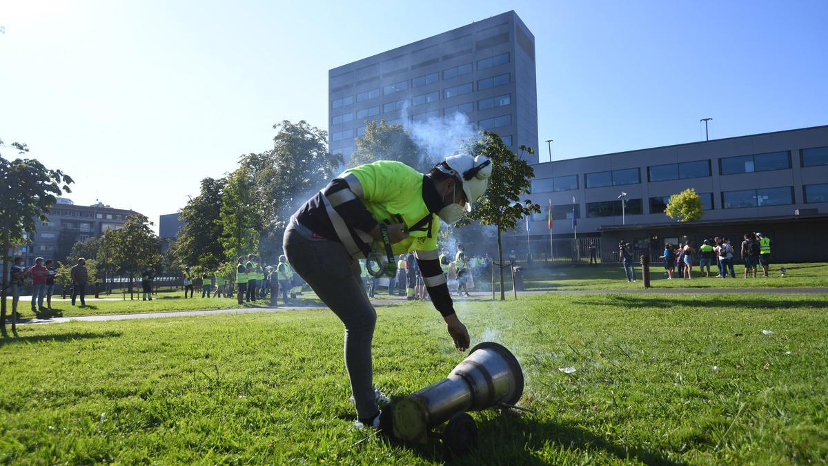 Trabajadores de Ence y auxiliares cortan el tráfico en los accesos a Pontevedra