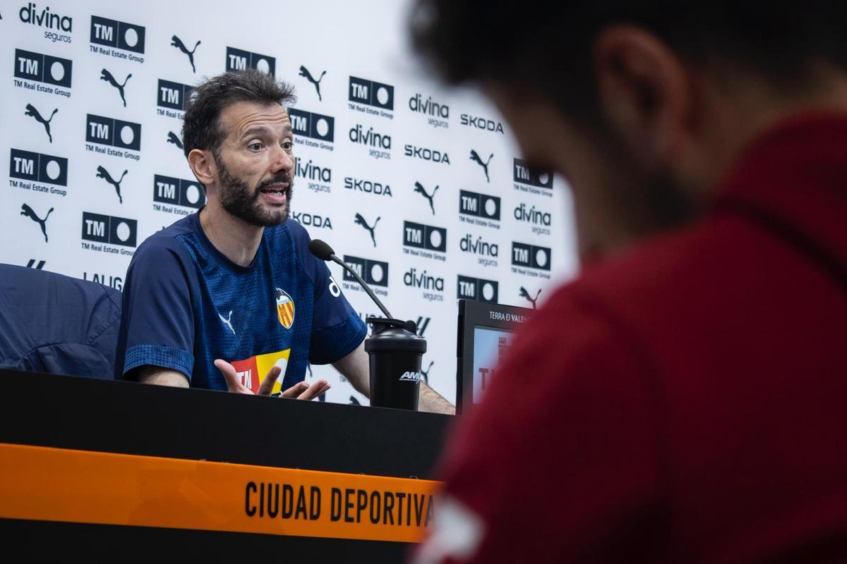 Carlos Corberán en la rueda de prensa previa al partido contra el Sevilla