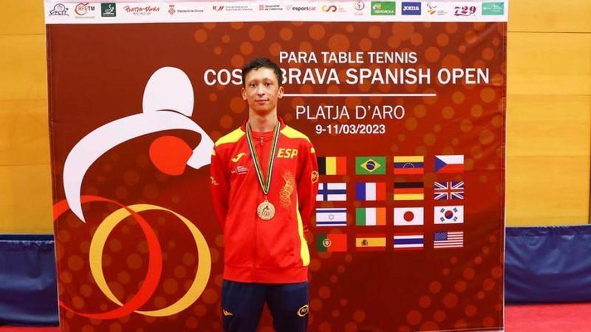 El ibicenco Alejandro Díaz posa con su medalla de bronce.