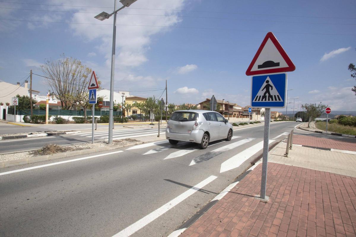 Un coche circula por el emplazamiento de la CV-600 donde se construirá la glorieta de acceso a Llocnou.