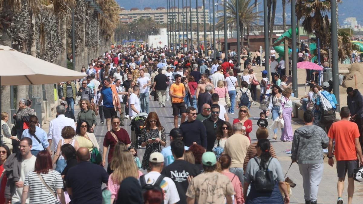 Primeros chapuzones del año en un domingo de sol y playa