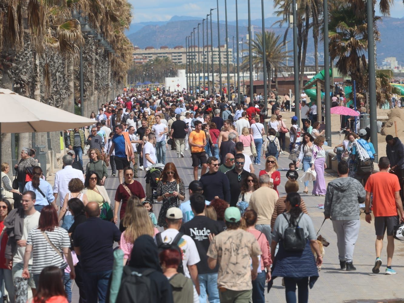 Primeros chapuzones del año en un domingo de sol y playa