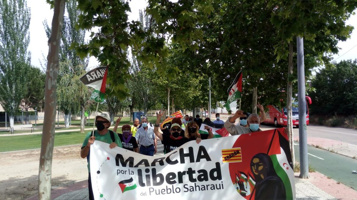 Los participantes en la  marcha, es tarde, a su llegada a Utebo.