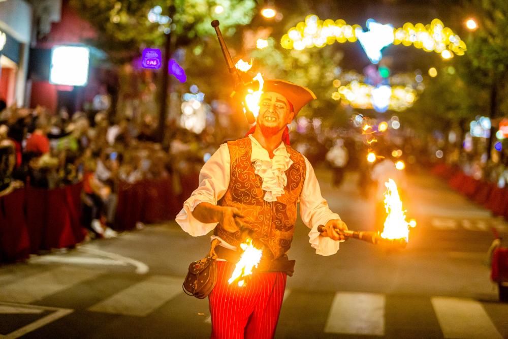 Calp se entrega a las huestes festeras en la Entrada de Moros y Cristianos