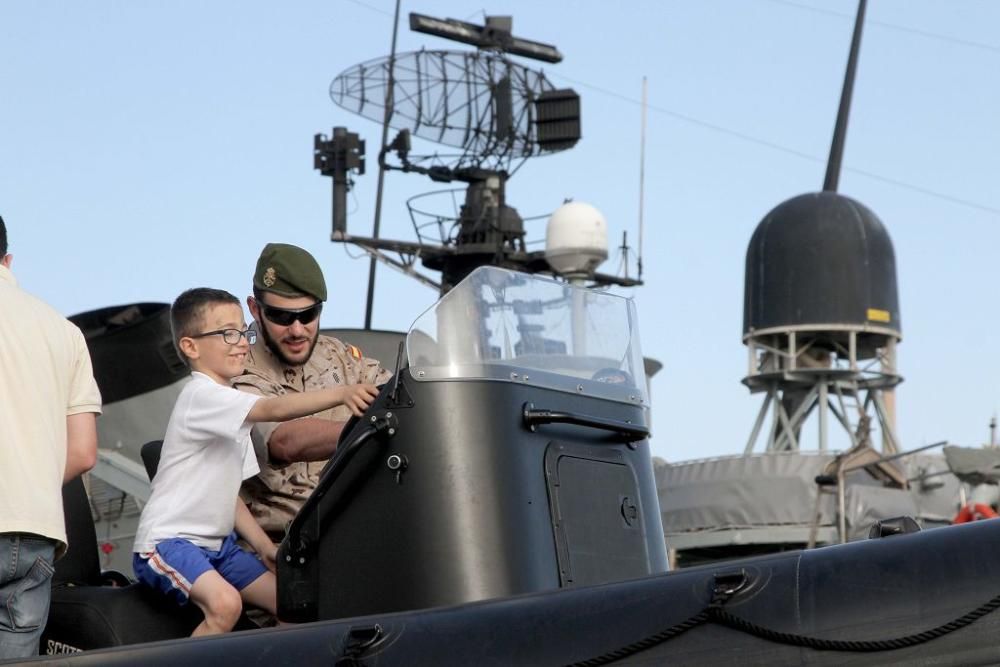 Puertas abiertas del buque Infanta Elena y exposiciones por el Día de las FF AA en Cartagena