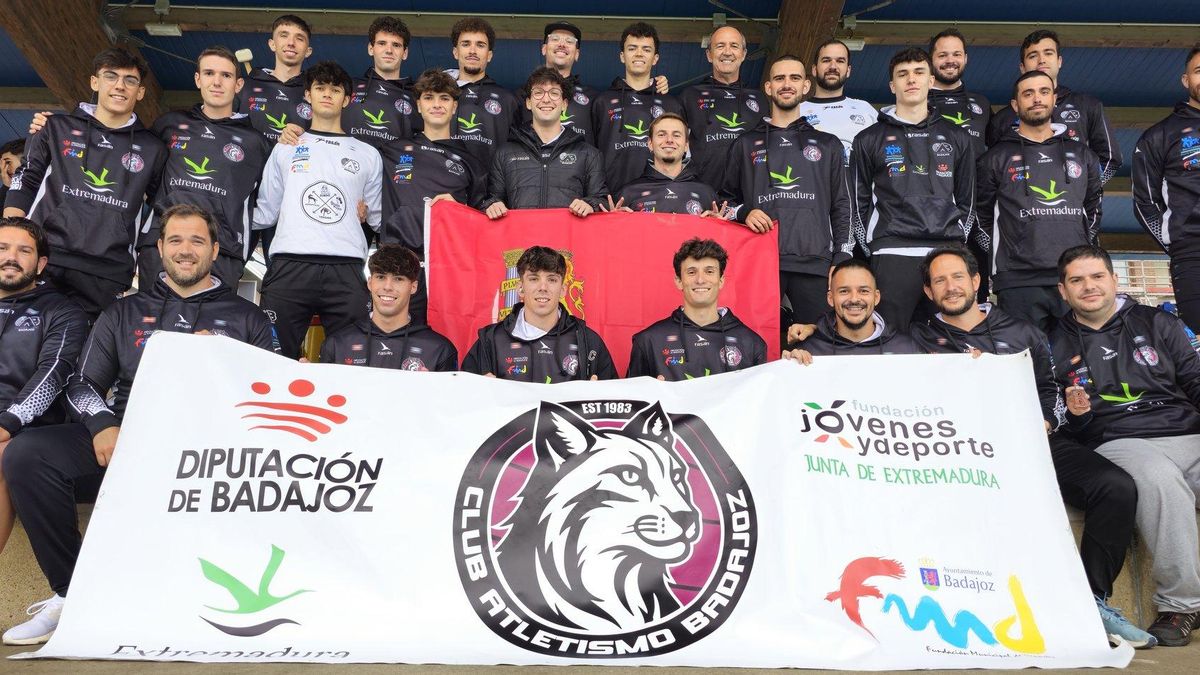 La expedición del Maven Club Atletismo Badajoz posa junto a la bandera de la entidad pacense.