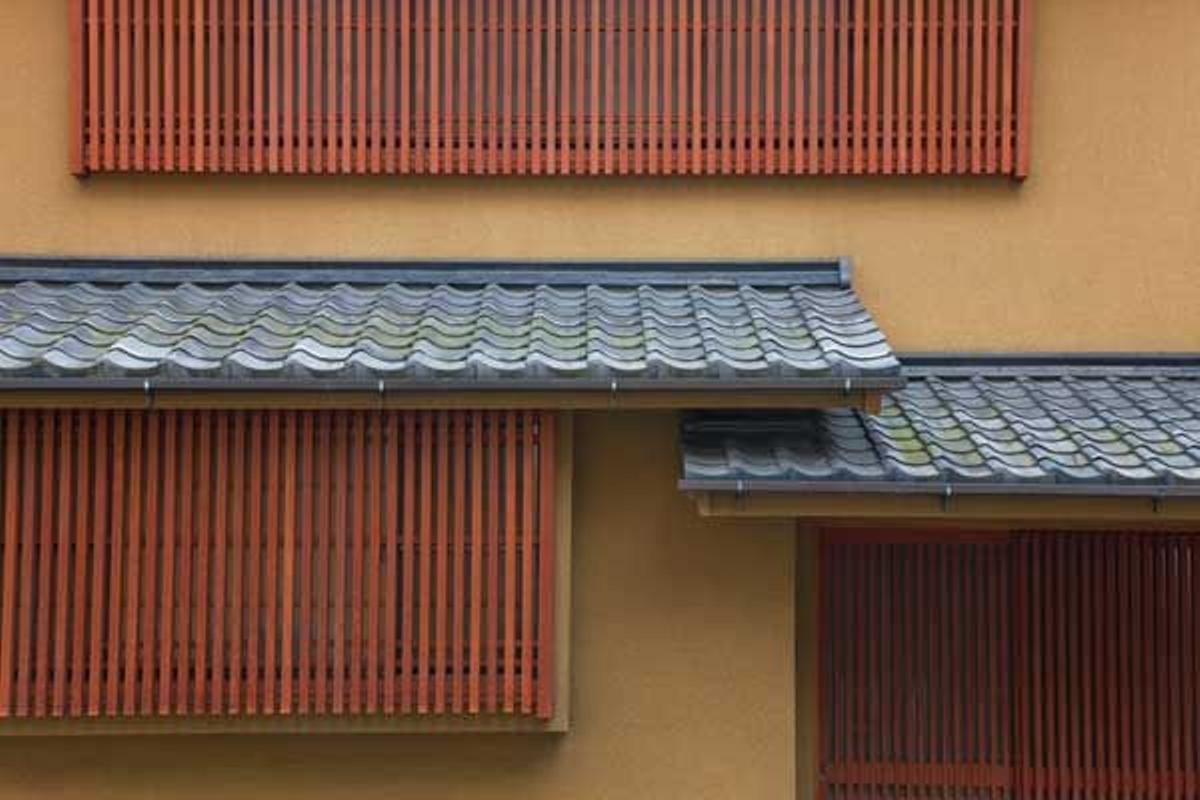 Detalle de los elementos decorativos en arquitectura típicos en Kioto en el distrito de Nakagyo.