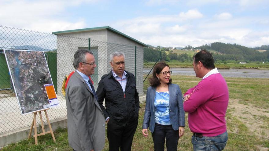 De izquierda a derecha, el director general de Calidad Ambiental, Manuel Gutiérrez; el alcalde de Castropol, José Ángel Pérez; la consejera de Fomento, Ordenación del Territorio y Medio Ambiente, Belén Fernández, y el alcalde de Vegadeo, César Álvarez, antes de la presentación de la segunda fase de las obras de saneamiento de la ría del Eo.