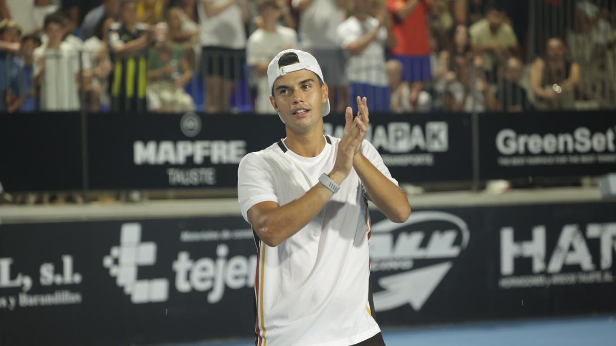 Alejo Sánchez Quílez, dando las gracias tras proclamarse campeón del Open Villa de Tauste