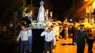La Virgen del Otero vence a la lluvia, ilumina las calles de Pola de Laviana y estrena rosario (regalado por León XIV a Adrián Barbón): "Es muy emocionante"
