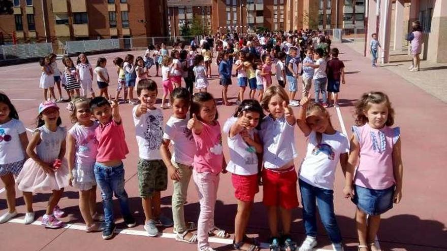 Escolares del CEIP Buenos Aires, preparados para entrar en clase.