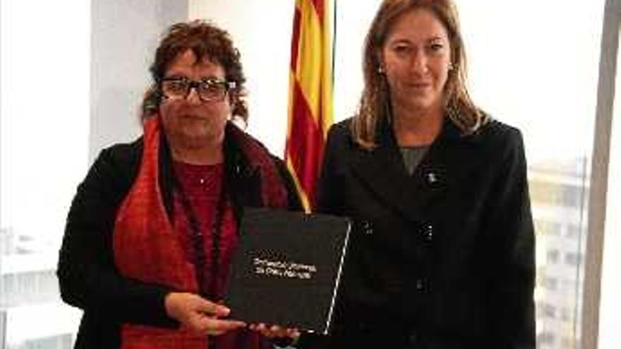 Els consellers gironins ja tenen cartera. Al llarg del matí, i en les diferents seus de les conselleries, es va celebrar el traspàs de poders entre els anteriors responsables i els nous. El nou conseller de Territori i Sostenibilitat, Josep Rull, va rebre el simbòlic traspàs de cartera amb el qual agafa el relleu de Santi Vila, que passa a ser conseller de Cultura. Per la seva part, la nova consellera de Treball, Afers Socials i Famílies, la torroellenca Dolors Bassa, va prendre el relleu de Neus Munté, que es mantindrà al Govern com a consellera de la Presidència.