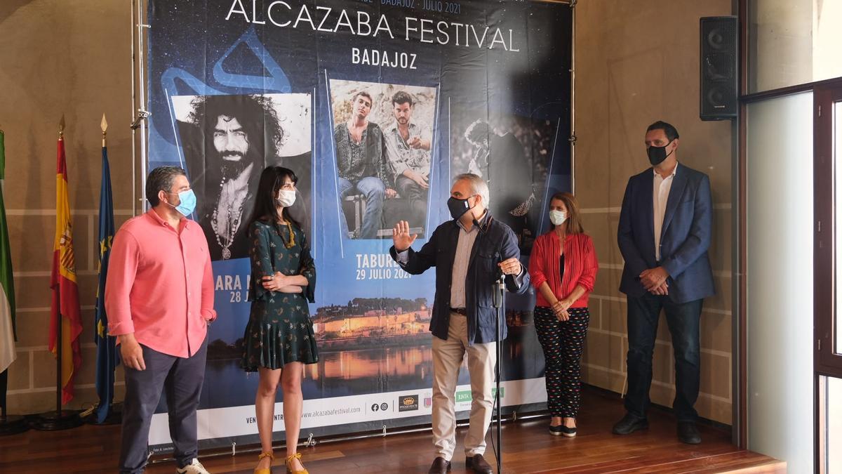 Fragoso, en el centro, junto a García Cabezas, Lobo y los concejales de Cultura y Deportes, ayer en la presentación.