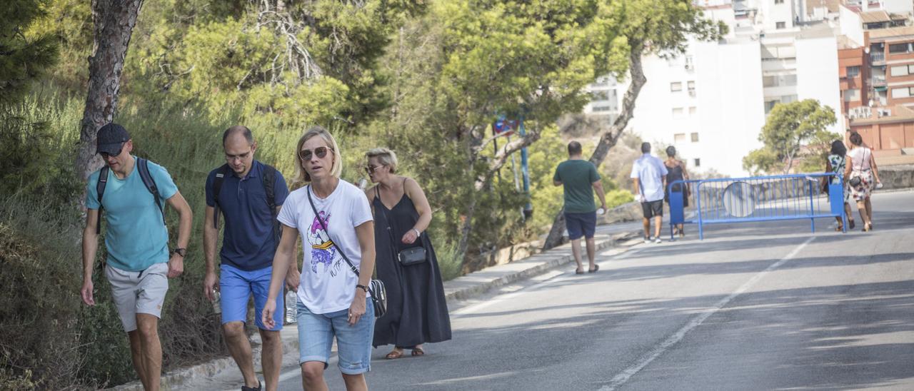 Subida de turistas a pie al Castillo de Santa Bárbara durante el día de ayer.