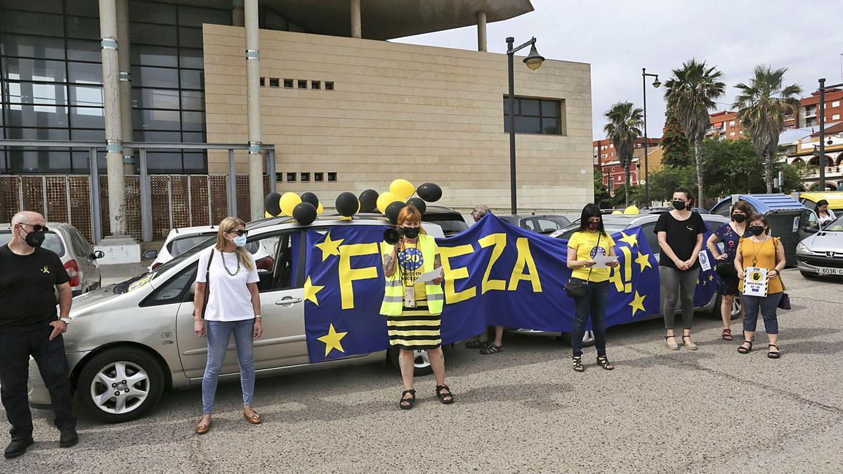 Los portavoces durante la lectura del manifiesto por la fijeza del personal interno de la Administración. | EDUARDO RIPOLL