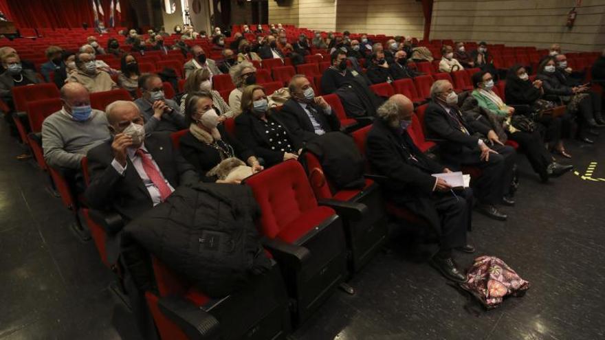 Los cronistas locales asistentes al encuentro organizado en Avilés. | Ricardo Solís