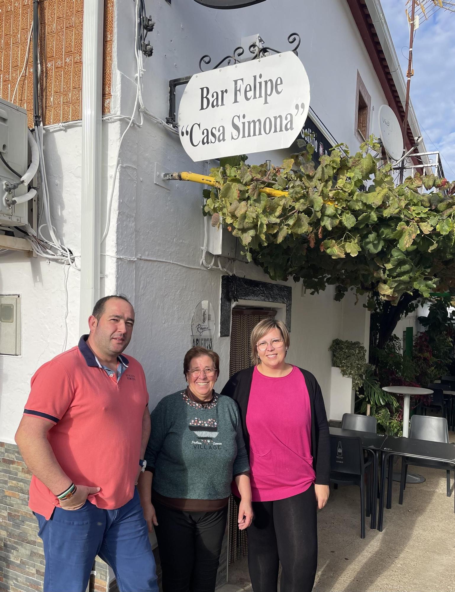 Simona, con su hija María Jesús y su yerno Paco.