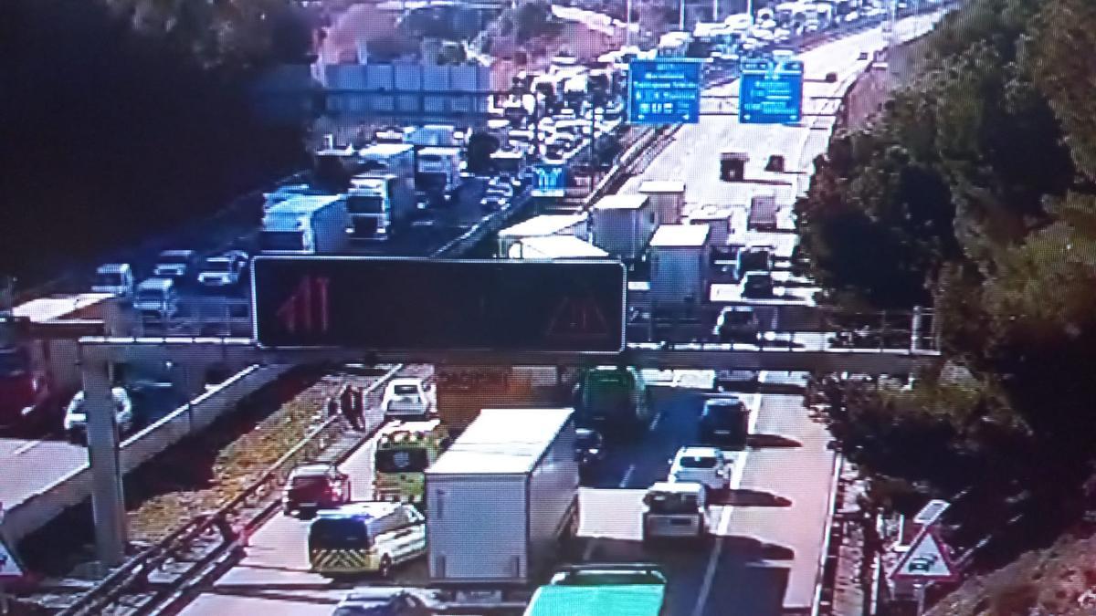 Un accidente corta 2 carriles de la AP-7 en Barberà del Vallès en sentido sur/Tarragona. Se registran 3,5 km de cola desde Santa Perpètua de Mogoda.