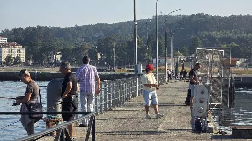 Vecinos y turistas llenan los puertos gallegos con sus cañas