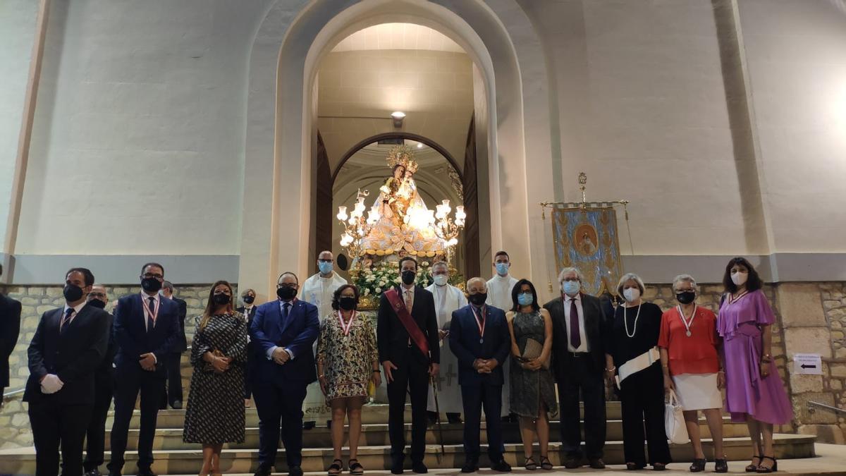 Las autoridades de Elda posando junto a la imagen de la Virgen de la Salud.