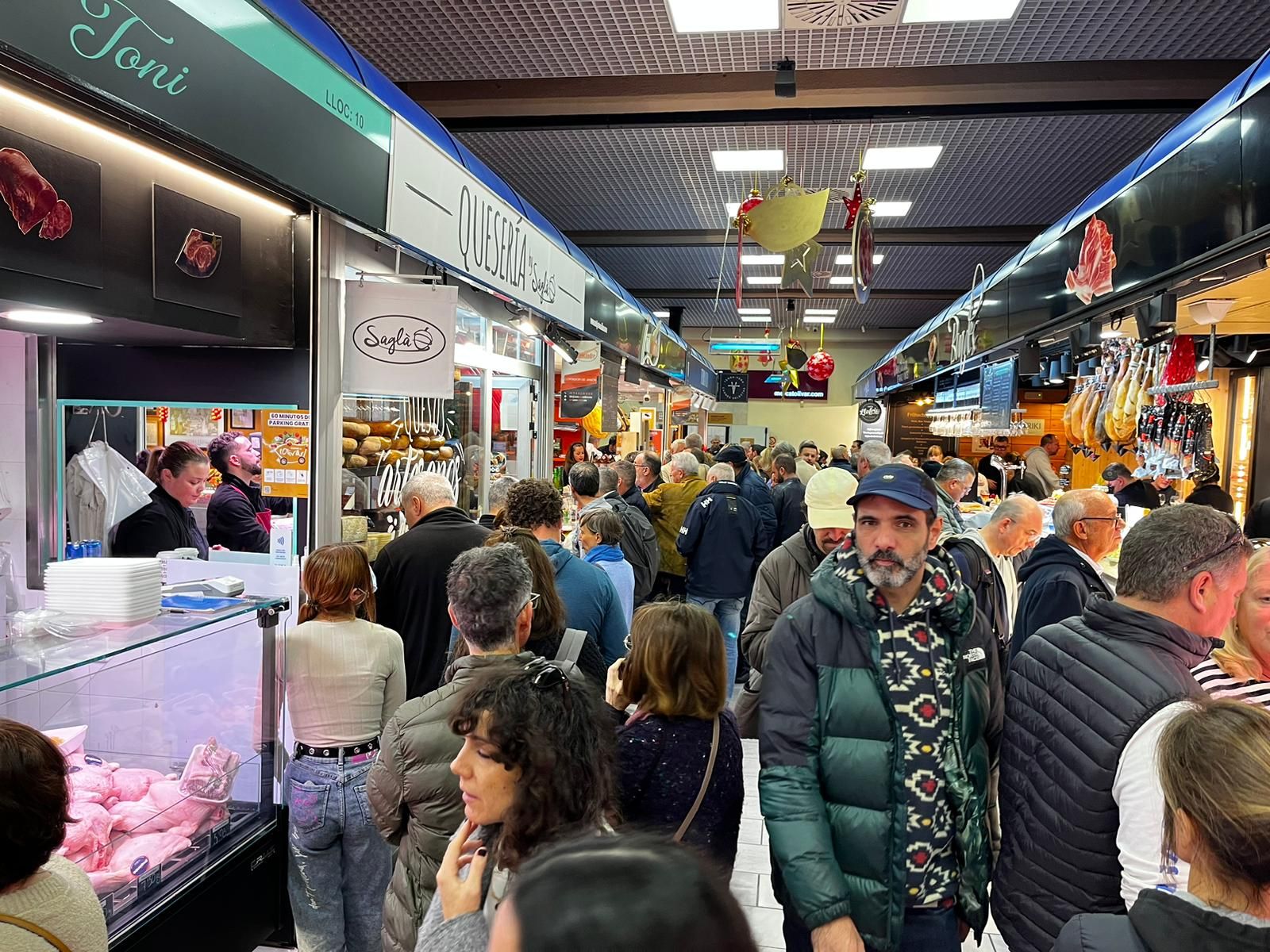 Llenazo total en los mercados municipales de Palma la víspera de Nochevieja