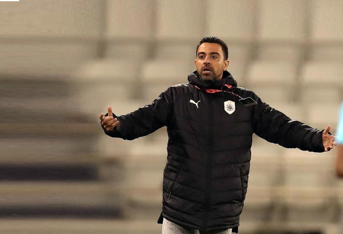 Xavi Hernández, dirigiendo un partido del Al Sadd.