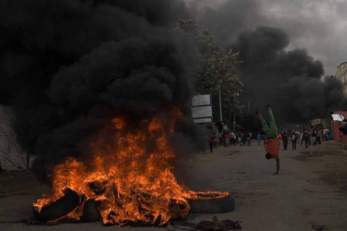 Protesta masiva convocada por el líder de la oposición Raila Odinga, afirma que le robaron las últimas elecciones presidenciales de Kenia y culpa al gobierno por el aumento del costo de vida en Nairobi.