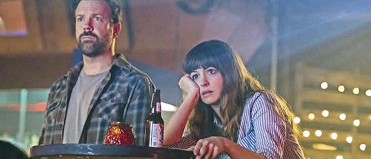 Jason Sudeikis y Anne Hathaway en &quot;Colossal&quot;.