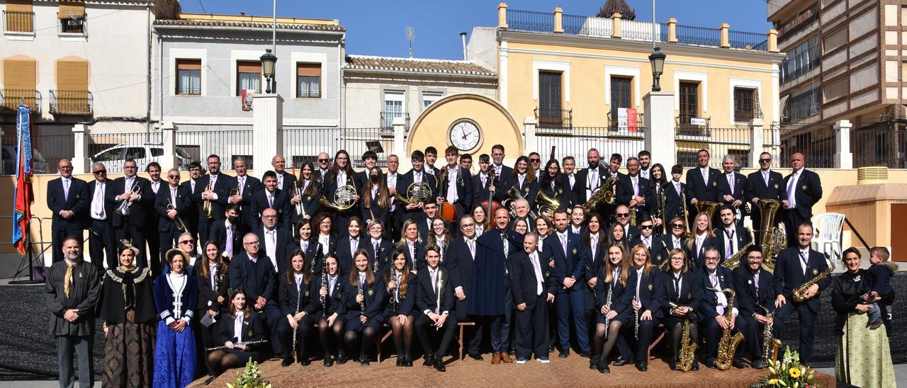 Los componentes de la banda de Pinoso con las autoridades municipales tras el concierto del Día del Villazgo.