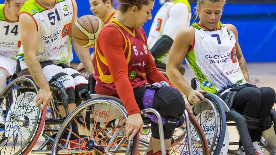 Alejos (izqda.) y Cronau (drcha.), durante el partido disputado ayer en Getafe. // FdV