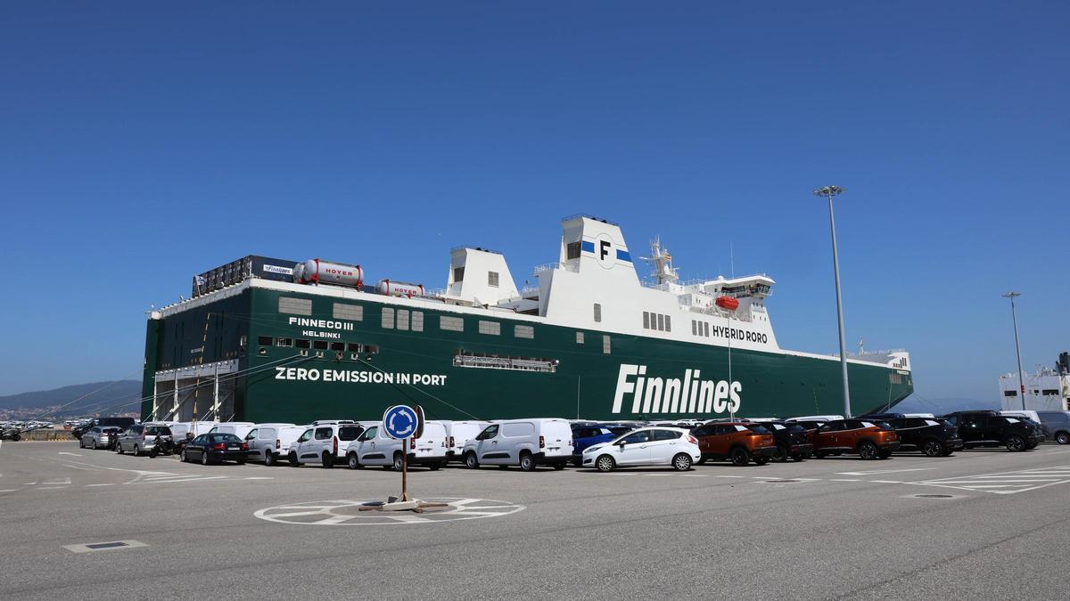 Un buque híbrido ro-ro de Finnlines en la terminal de Bouzas en una imagen de archivo.