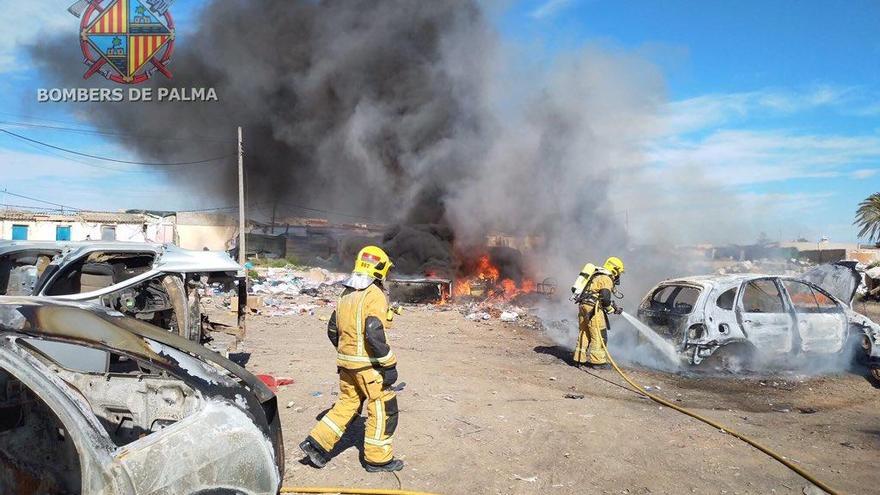 Los Bombers extinguen un incendio de basura en Son Banya