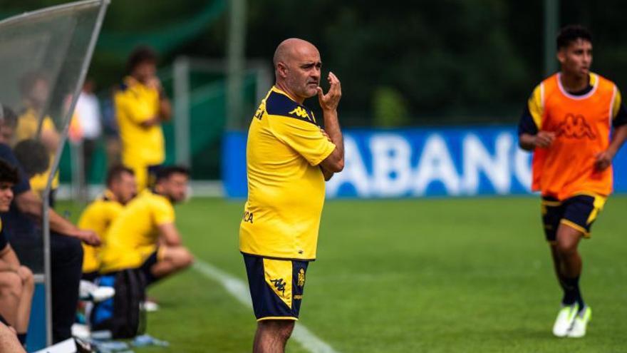 Óscar Gilsanz, ayer en Abegondo, durante el Deportivo-Fabril. |  // CASTELEIRO / ROLLER AGENCIA